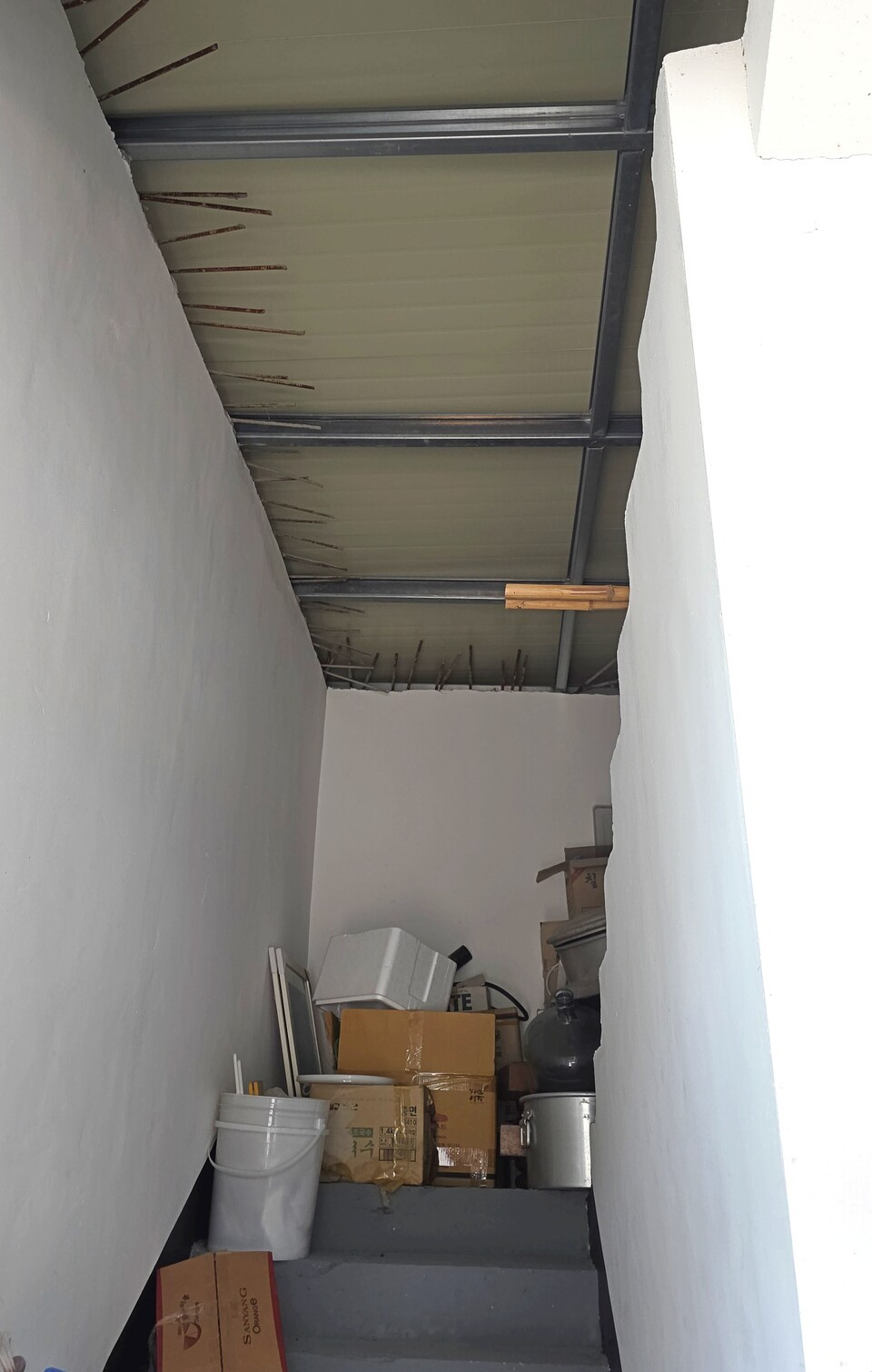 2층으로 올라가는 계단