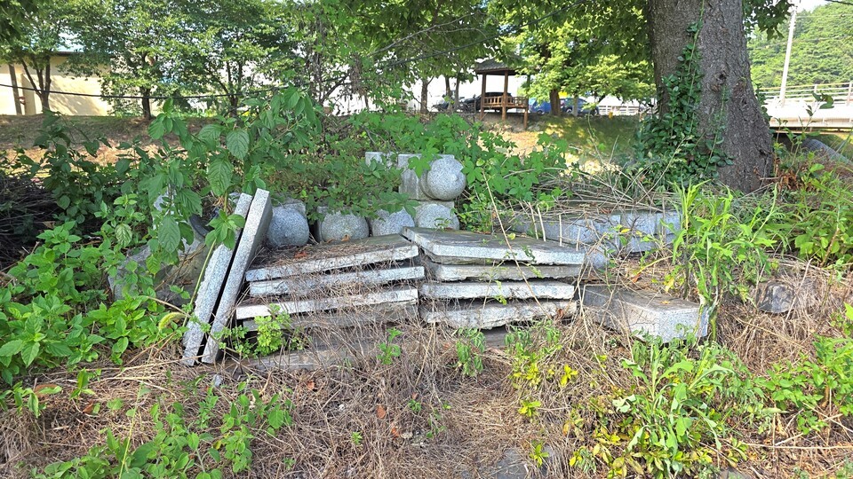 방치된 윤명희 회장 공적비