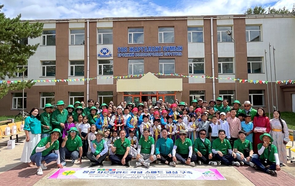 노트북 등 물품을 전달하고 학생 및 교직원들과 기념촬영