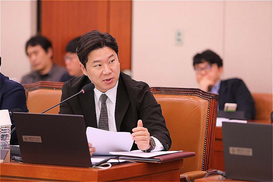 ** 로또 예측 서비스, 1등 꿈이 악몽이 되는 이유? 현명한 로또 구매 가이드!
**