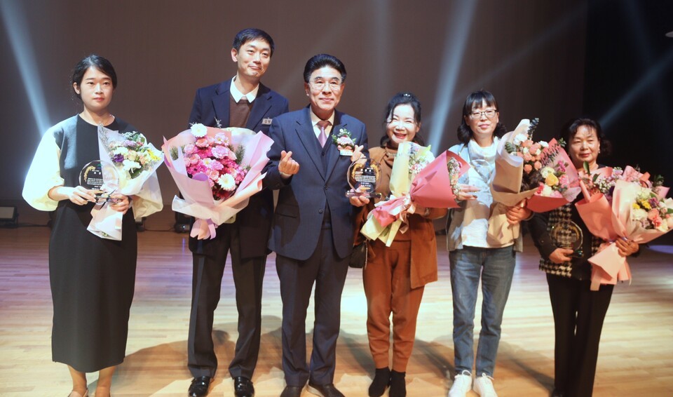 계룡시장의 표창패를 받은 수상자