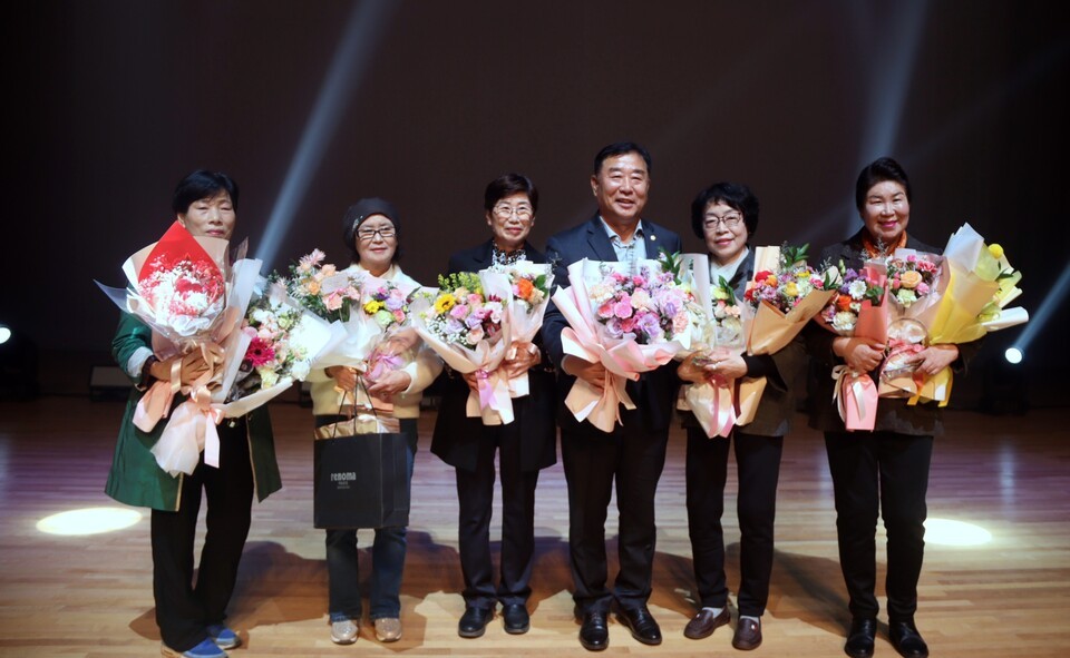 계룡시의회의장의 표창패를 받은 수상자