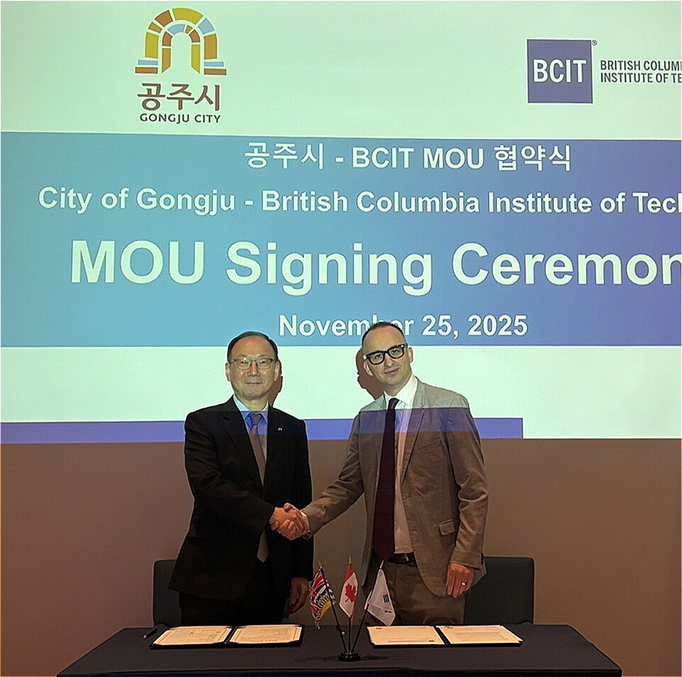 사진 왼쪽부터 정재욱 공주시 투자유치실장, 데릭 르미외 BCIT 글로벌 파트너십 담당이사