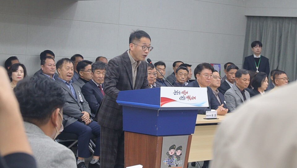 논산시 부시장이 부서장을 소개하고 있다.