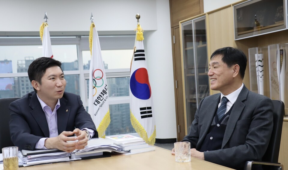 오른쪽 유승민대한체육회장, 왼쪽 정준영 계룡시체육회장