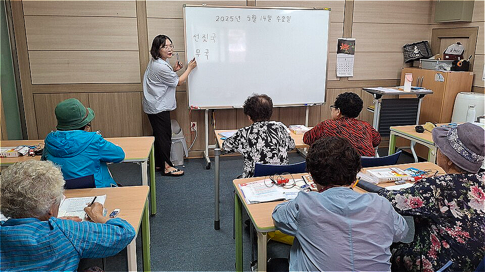 언어학습기 활용 충남형 성인 문해교육 수업 모습 (사진제공: 금강종합사회복지관)