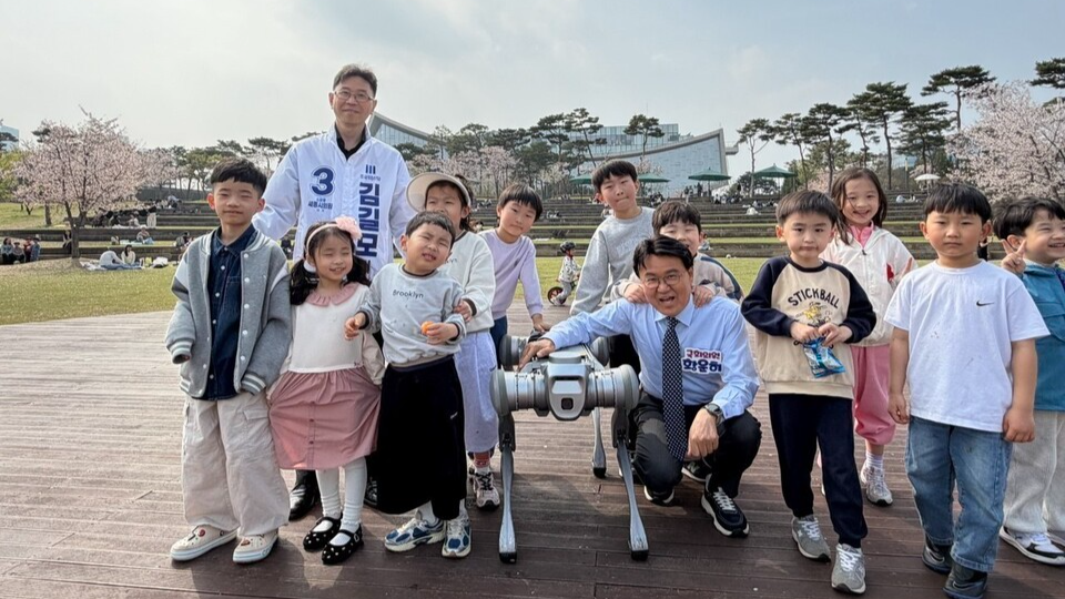 황운하 의원 , 로봇개와 함께 호수공원 산책 “ 세종을 시민이 체감하는 AI 실증도시로 만들겠습니다 ”