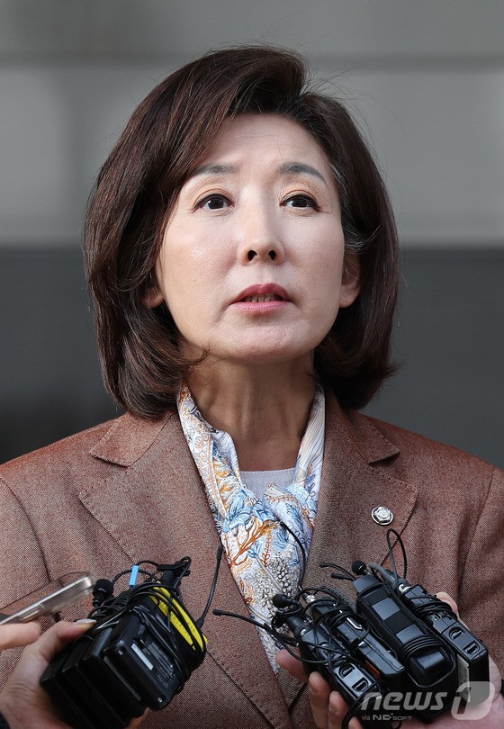 나경원 국민의힘 의원이 20일 서울 양천구 남부지법에서 열린 '자유한국당 패스트트랙(신속처리안건) 충돌 사건' 1심 선고를 마친 뒤 법정을 나서며 심경을 밝히고 있다.재판부는 이날 사건 당시 자유한국당 원내대표였던 나 의원에게 벌금 총 2천400만원을, 당 대표였던 황교안 전 총리에게 벌금 총 1천900만원을 선고했다.