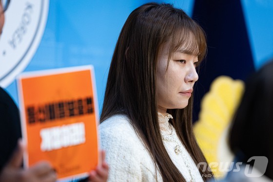 김예지 국민의힘 의원이 19일 서울 여의도 국회 소통관에서 열린 학대에 취약한 아동·노인·중증장애인을 위한 법안 발의 기자회견에 참석하고 있다. 김 의원은 자신이 발의했다 철회한 '장기 등 이식에 관한 법률' 개정안에 대한 허위사실 유포 및 명예훼손 혐의 등으로 박민영 국민의힘 대변인을 고소한 바 있다.