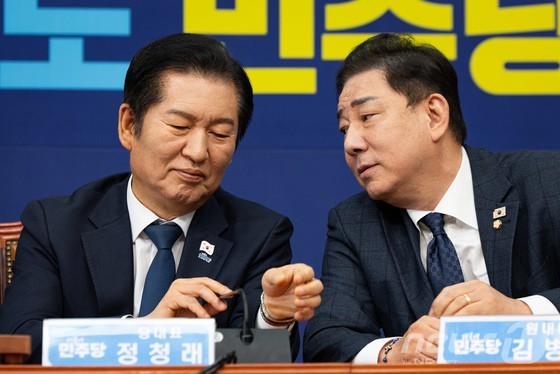 정청래 더불어민주당 대표와 김병기 원내대표가 24일 서울 여의도 국회에서 열린 최고위원회의에서 대화하고 있다.